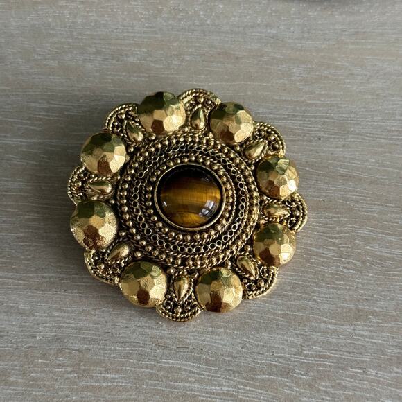 124 CHANEL VINTAGE FLOWER BROOCH WITH STONE - Picture 1 of 4